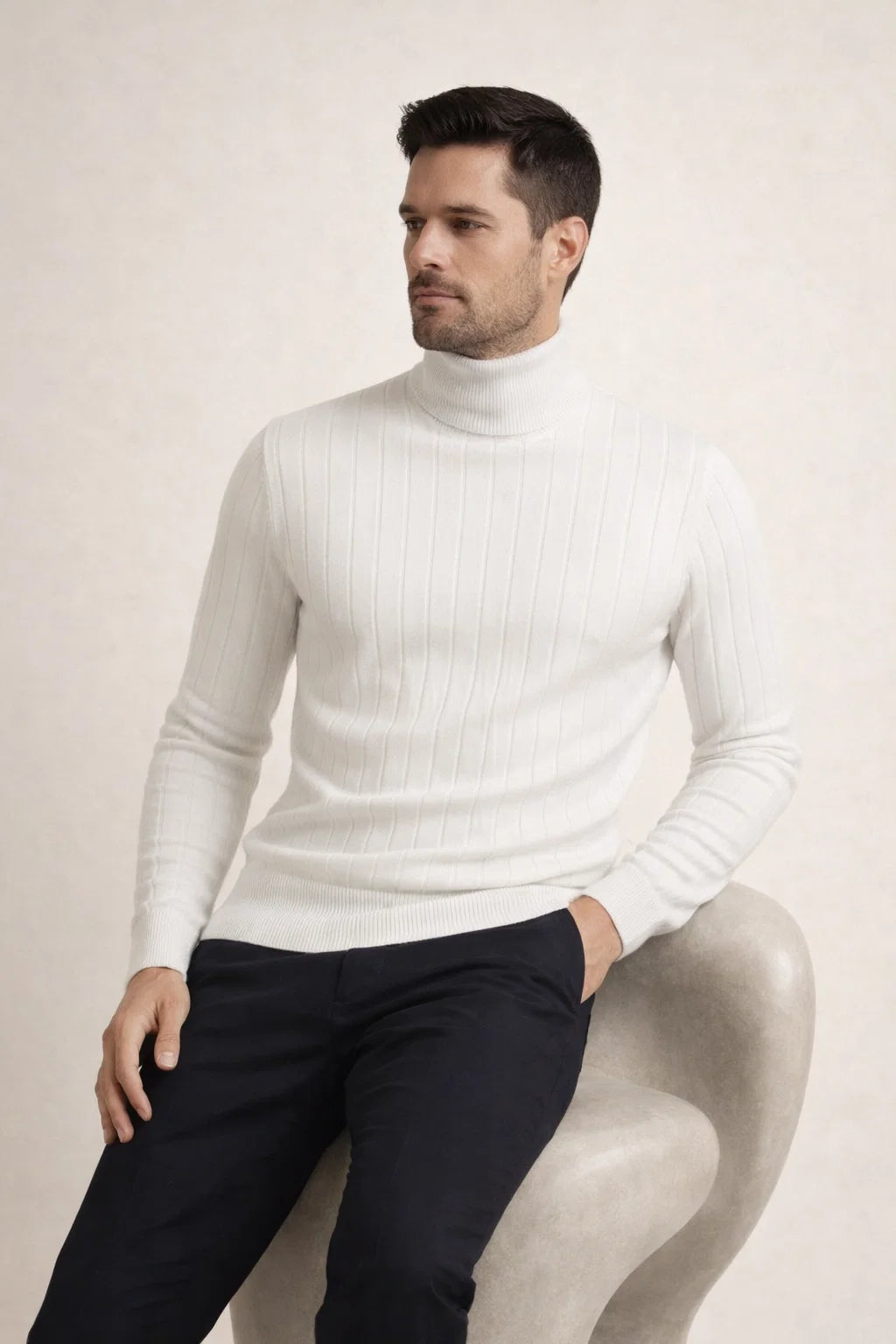 Taillierter Rollkragenpullover, Weiß