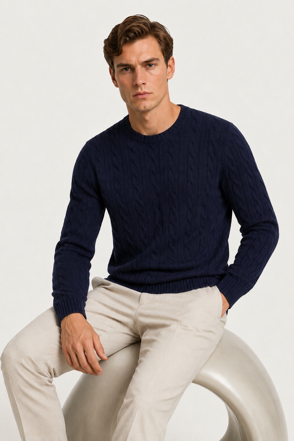 Handgestrickter Zopfmusterpullover Marineblau