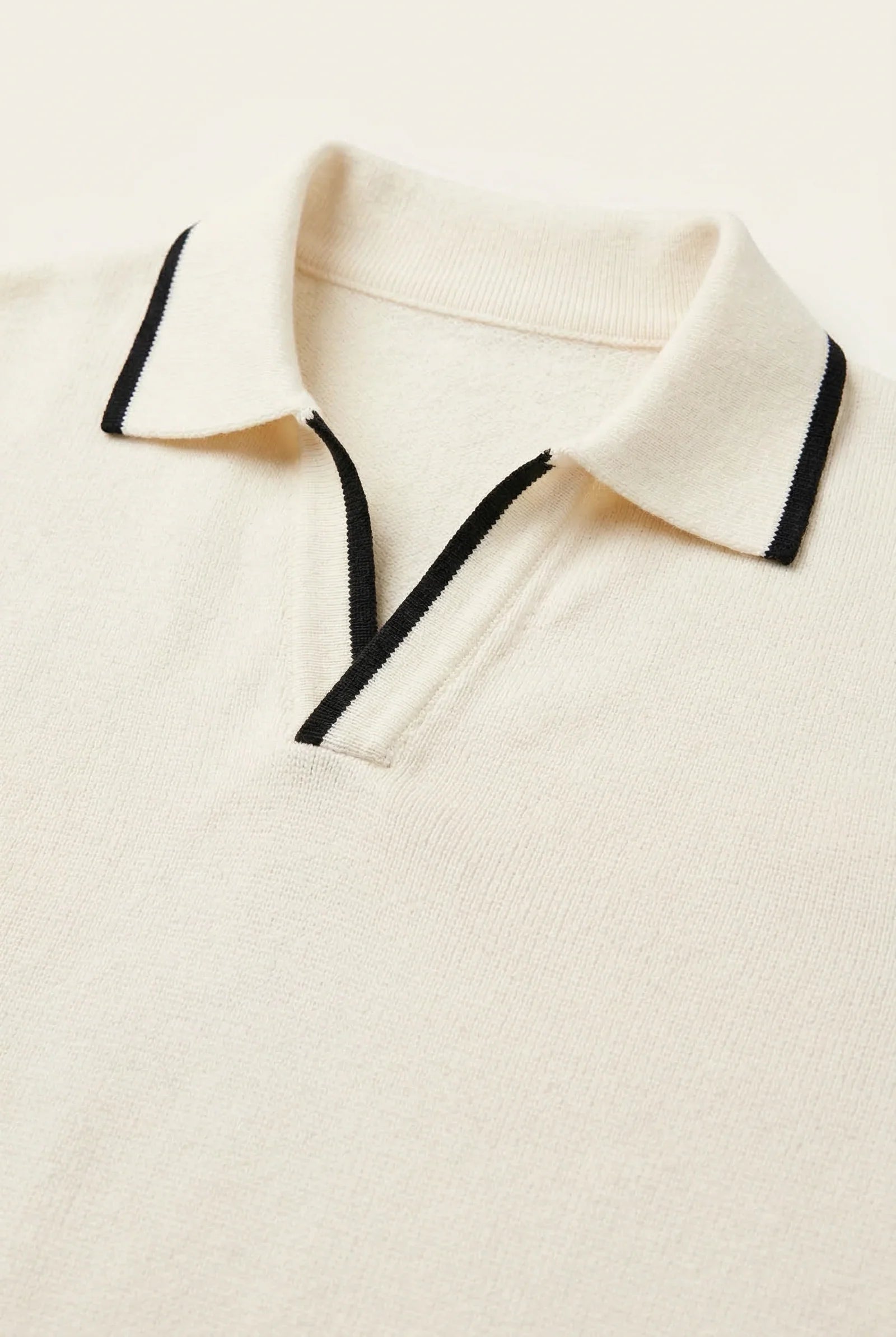 Gestreiftes Poloshirt ohne Knöpfe Elfenbein
