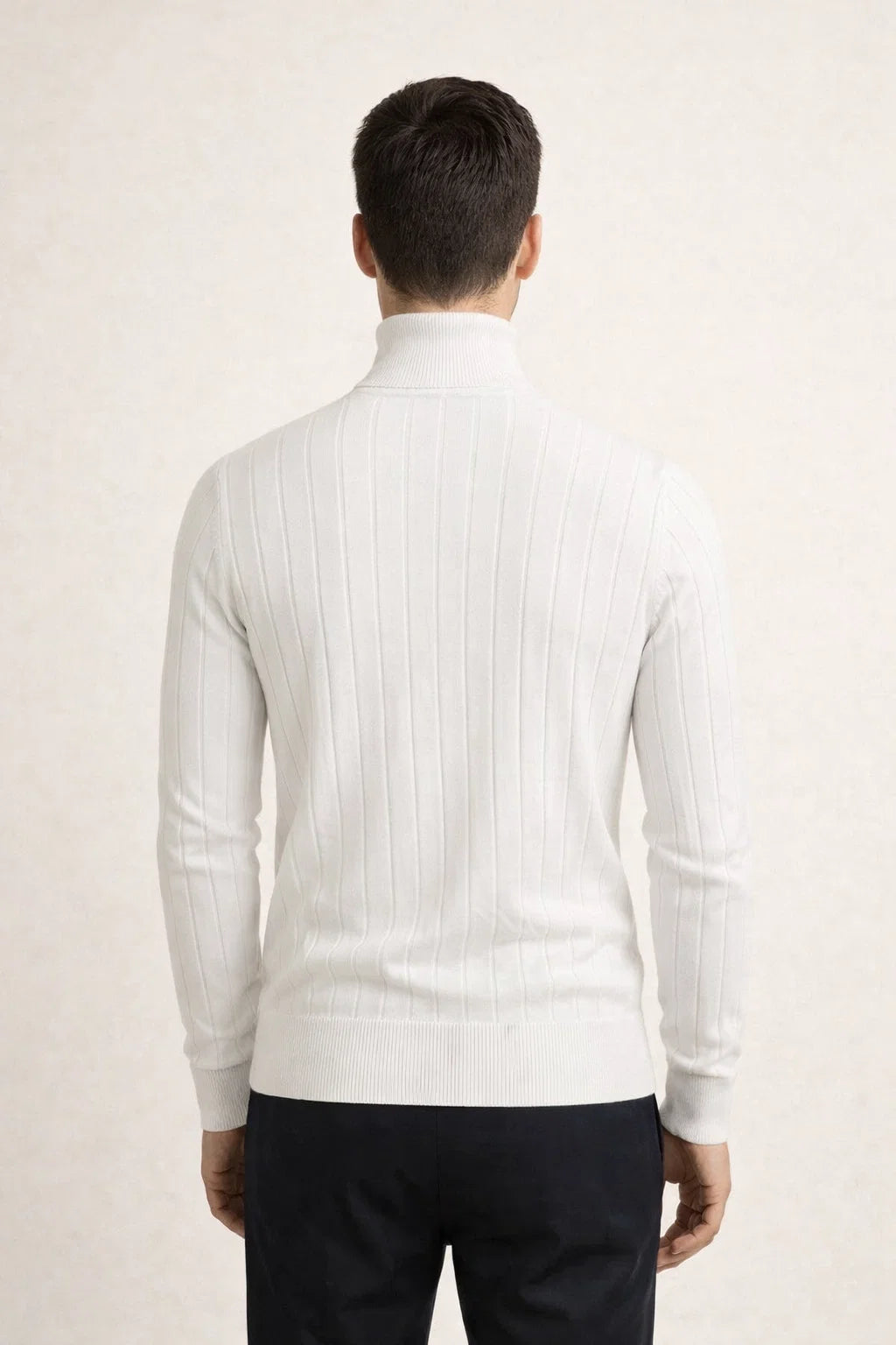 Taillierter Rollkragenpullover, Weiß